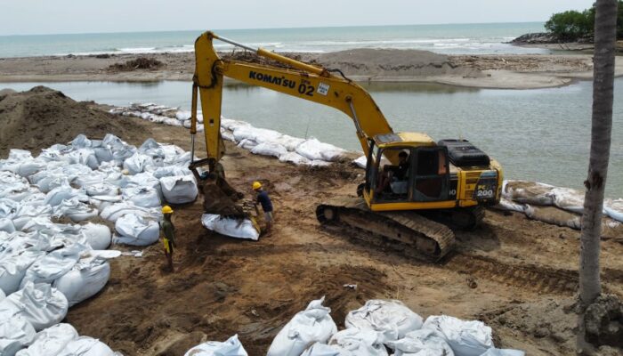 Antisipasi Banjir dan Kerusakan Tebing, Geobag Dipasang di Kawasan Muaro Ulakan