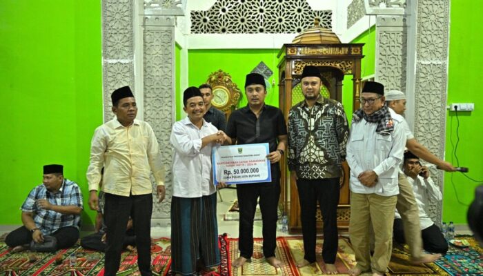 Safari Ramadhan Wagub Vasco di Perbatasan Provinsi Sumbar-Riau: Serahkan Bantuan untuk Masjid Al-Mujahadah Padang Tarok
