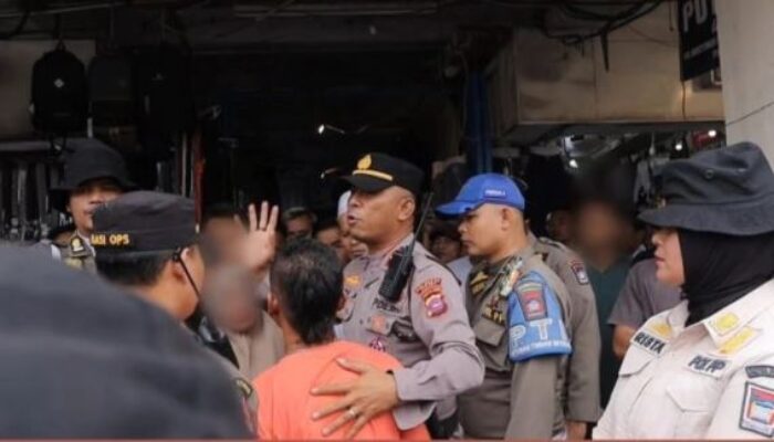 Masih Bandel, Petugas Satpol PP Tertibkan Pedagang yang Berjualan di Selasar Toko Pasar Raya