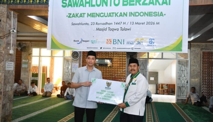 Jelang Lebaran 1447 H, Riyanda-Jeffri Bayarkan Zakat ke Baznas Kota Sawahlunto