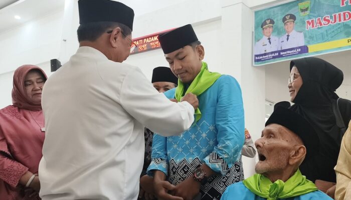 Panggilan Iman Tak Kenal Usia! Ihsanul (22) dan Nazar (86) Jadi Jemaah Termuda dan Tertua Haji Padang Pariaman 2026