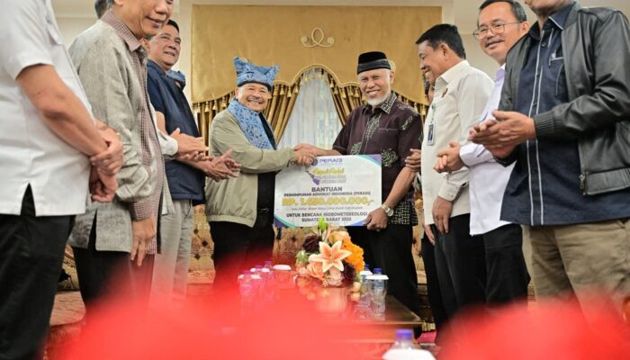 PERADI Kucurkan Bantuan Rp1,6 Miliar untuk Sumbar, Otto Hasibuan Serahkan Langsung ke Gubernur Mahyeldi