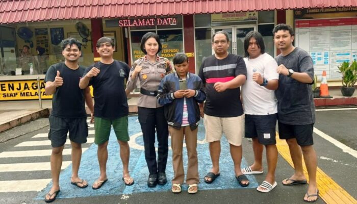 Terekam CCTV! Pura-Pura Jual Barang Bekas, IRT di Padang Malah Sikat Ponsel di Meja Kasir