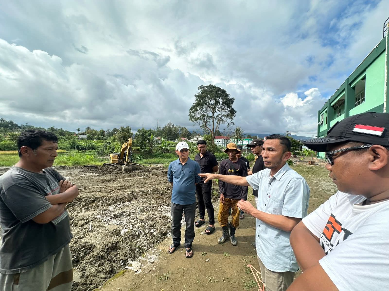 PEMULIHAN SEKTOR PERTANIAN- Wakil Wali Kota Padang Panjang, Allex Saputra, meninjau kawasan sekitar Islamic Centre, Sabtu (18/4/2026) dan menyisir lahan milik Kelompok Tani (Keltan) Manyolok di Kelurahan Koto Katik dan Keltan Lembuti I di Kelurahan Koto Panjang. Saat ini, kedua lokasi tersebut sedang dalam fase krusial: penataan ulang lahan, perbaikan jaringan irigasi yang rusak, hingga peningkatan kualitas tanah pascabencana.