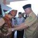 Gubernur-Mahyeldi-Pasangkan-Deta-ke-Menag-Nasaruddin-Umar.