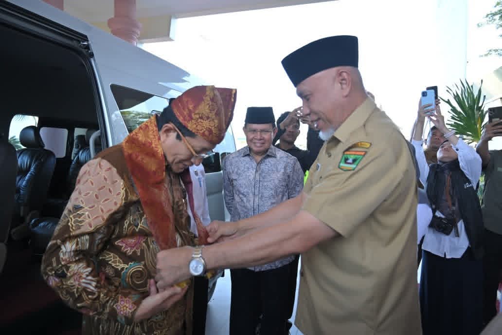 Gubernur-Mahyeldi-Pasangkan-Deta-ke-Menag-Nasaruddin-Umar.