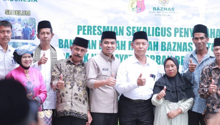 Hapus Air Mata Korban Kebakaran, Wako Solok Serahkan Kunci Rumah Baru Hasil Bedah Baznas