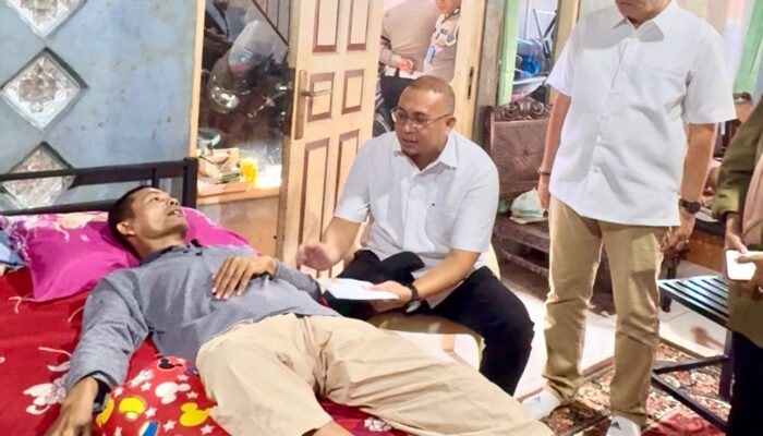 Andre Rosiade Beri Bantuan untuk Sopir Mobil Box Penderita Saraf Kejepit di Nanggalo Padang
