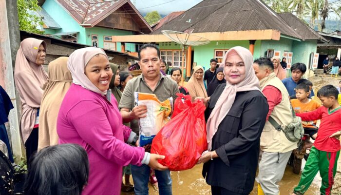 Banjir Terjang Koto Kaciak Agam, Andre Rosiade Kirim Bantuan Sembako dan Sampaikan Duka untuk Warga