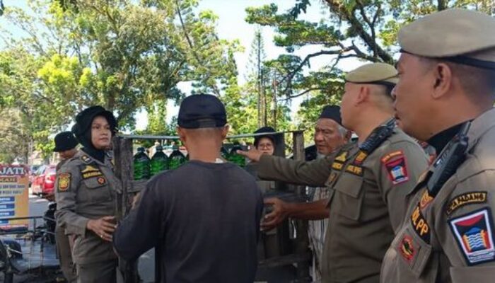 Rawan Kebakaran dan Macet, Satpol PP Padang Bersihkan Lapak Minyak di Badan Jalan