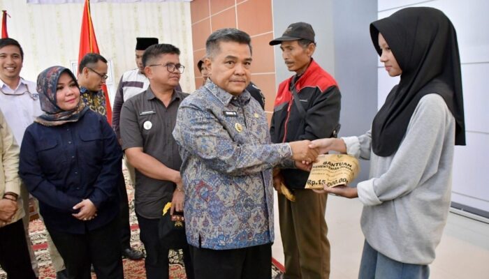Cair Rp11,7 Miliar! Bupati Agam Salurkan Bantuan Jaminan Hidup dan Santunan untuk Ribuan Korban Bencana 