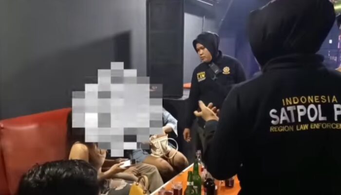 11 Pemandu Lagu Diangkut Satpol PP, Sejumlah Kafe Karaoke Tak Berizin Disikat!