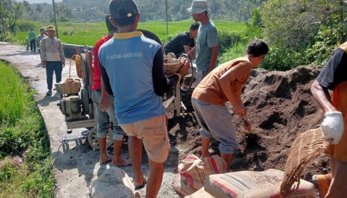 Lawan Jalan Rusak, Warga Lubuk Kilangan dan PT Semen Padang Gotong Royong Cor Jembatan Jawi-jawi