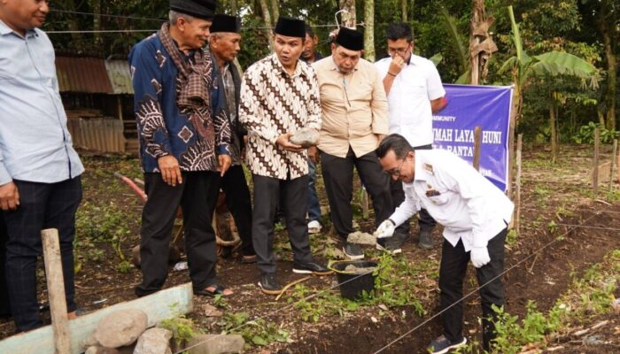 Sinergi Ranah dan Rantau, Bupati Eka Putra Apresiasi Bedah Rumah Rp105 Juta di Padang Magek