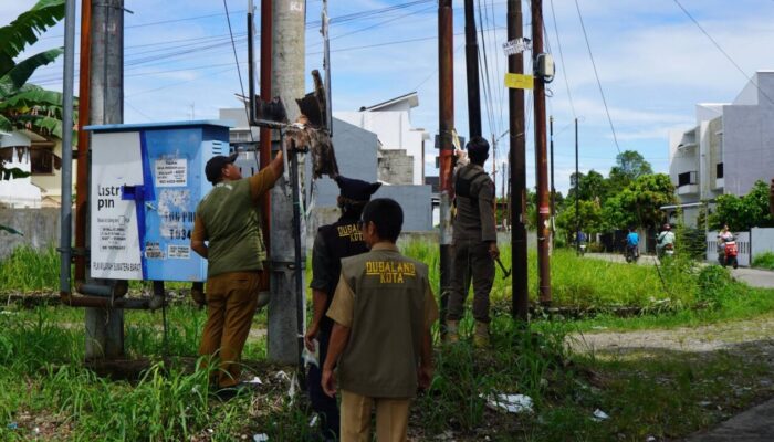 Koto Tangah “Bersih-bersih”, Puluhan Spanduk Liar di Jalan Perdana Dicopot