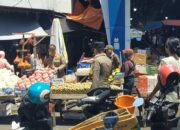 Satpol PP Padang Sikat Lapak PKL di Trotoar, Barang Dagangan Disita ke Mako