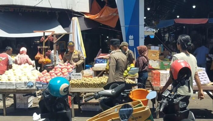 Satpol PP Padang Sikat Lapak PKL di Trotoar, Barang Dagangan Disita ke Mako
