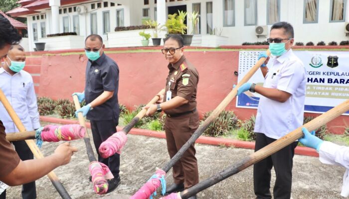 Kejari Mentawai Musnahkan Barang Bukti 16 Perkara Pidana, Ada Senpi Ilegal