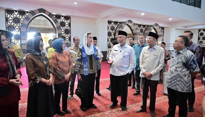 Viral Isu Menteri Pariwisata Pakai Sepatu di Masjid Raya Sumbar, Pemprov Tegaskan Fakta Sebenarnya: Hanya Kaos Kaki!