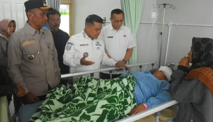 Update Longsor Sungai Landia: Jenguk Korban di RSAM, Bupati Pastikan Pengobatan Korban Gratis