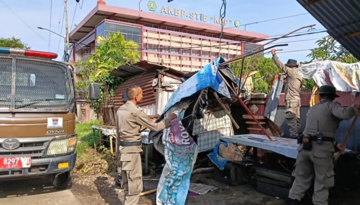 Pos Ronda Jadi Lapak PKL di Samping Kampus AKBP Akhirnya Diratakan Satpol PP Padang