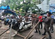 Trotoar Jalan Gereja Dikepung PKL, Satpol PP Padang Sapu Bersih Lapak Bandel!