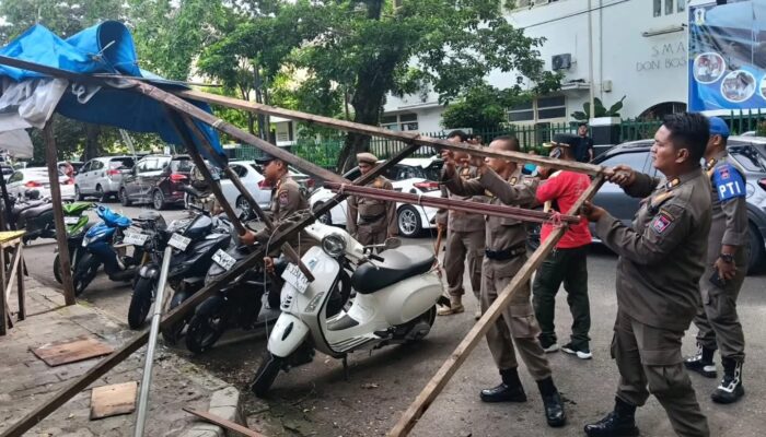 Trotoar Jalan Gereja Dikepung PKL, Satpol PP Padang Sapu Bersih Lapak Bandel!