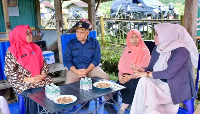 Perkuat Ketahanan Pangan, Ketua TP PKK Agam Serahkan Bantuan Bibit Cabai Kopay di Matur