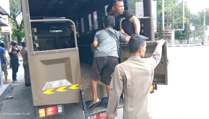 Bersihkan Persimpangan Lampu Merah, Satpol PP Padang Garuk PMKS Bandel!