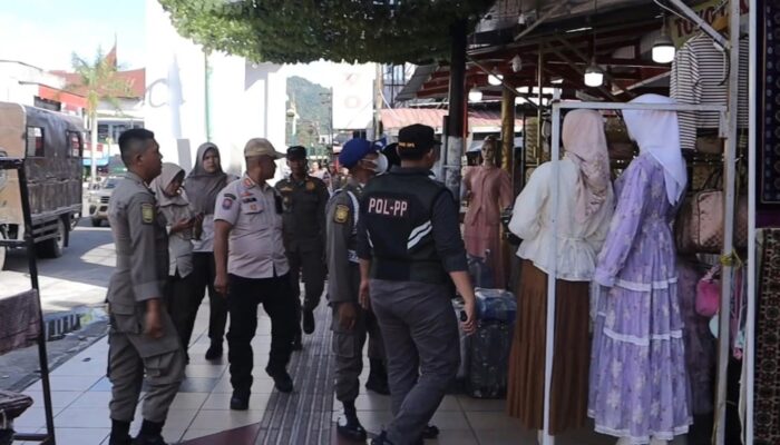 Sikat Habis Pelanggar Fasum, Satpol PP Padang Sita Gerobak hingga Timbangan PKL
