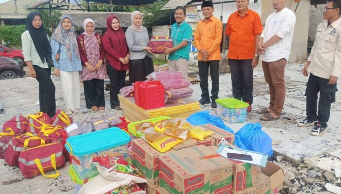 Rumah dan Toko Hangus, Korban Kebakaran di Pasbar Menangis Haru Terima Bantuan Pemkab