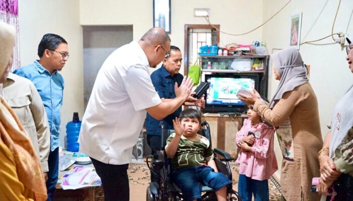 Andre Rosiade Bantu Kursi Roda Elektrik untuk Hannan, Bocah Lumpuh akibat Tumor Tulang Belakang di Padang Panjang