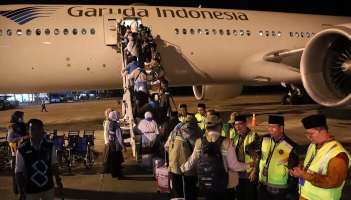 Pastikan Pelayanan Maksimal, Bupati Pasaman Barat Lepas 194 Jemaah Haji Kloter 10 di Bandara