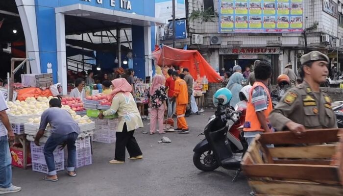Satpol PP Padang Sikat Lapak Liar di 3 Kecamatan, Trotoar Dikembalikan ke Pejalan Kaki