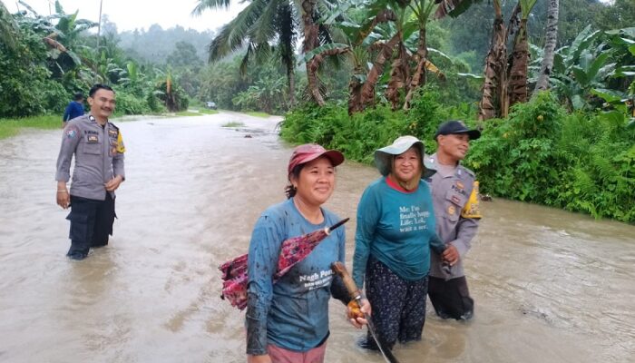 Akses Tuapejat-Sioban Lumpuh Total Akibat Banjir, Polsek Sipora Mentawai Siaga di Lokasi