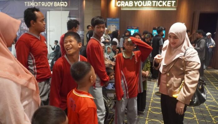 Gagas Wisata Inklusif, PKK Padang Panjang Ajak Puluhan Anak Disabilitas Nobar di XXI