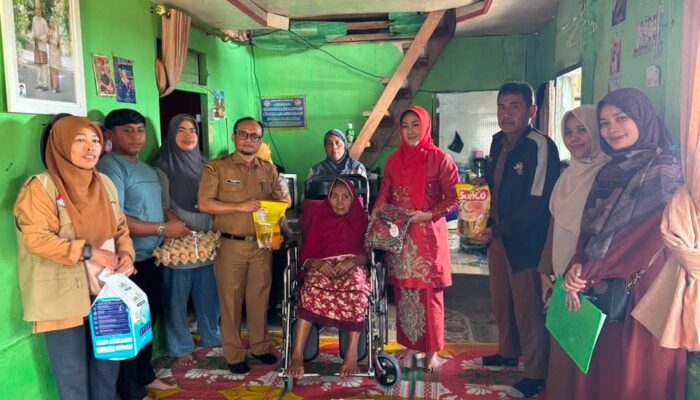 LKKS Padang Panjang Salurkan Kursi Roda hingga Sembako untuk Warga Kurang Mampu