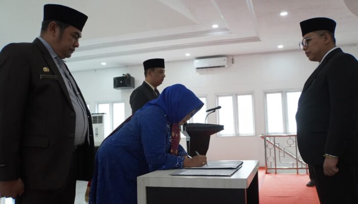 Perkuat Birokrasi Padang Panjang, Hendri Arnis Resmi Lantik Pj Sekda Baru
