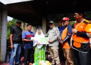 Rumah Hangus Usai Shalat Idul Adha, Bupati Eka Putra Serahkan Bantuan Baznas di Lubuk Jantan