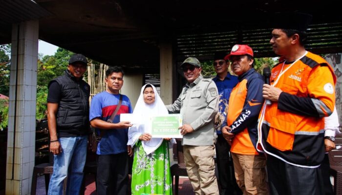 Rumah Hangus Usai Shalat Idul Adha, Bupati Eka Putra Serahkan Bantuan Baznas di Lubuk Jantan
