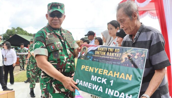 Tutup Bakti TNI AD di Mentawai, Danpusterad Bagikan Sembako dan Layanan Gratis