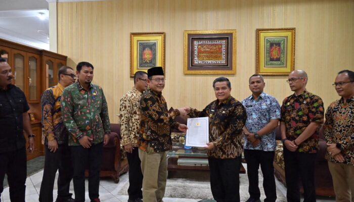 Agam Berduka, Payakumbuh Bergerak: Wako Zulmaeta Serahkan Bantuan Rp1 Miliar Pascabencana