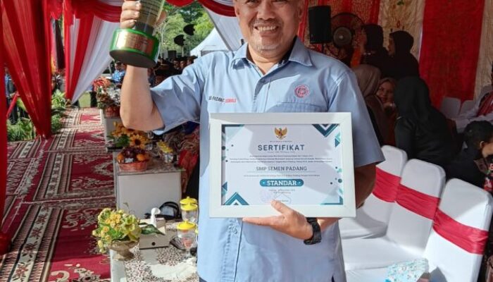 Komitmen Lingkungan Sehat, SMP Semen Padang Terima Penghargaan UKS/M dari Fadly Amran