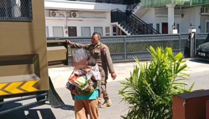 Eksploitasi Anak Demi Iba, Wanita Pengemis di Lampu Merah Imam Bonjol Diamankan