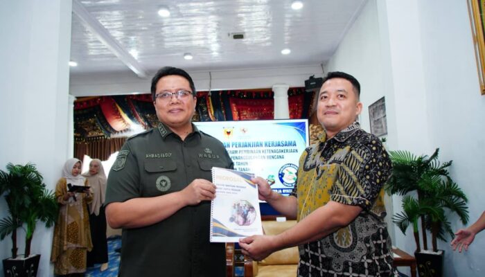 Pulihkan Ekonomi Pascabencana, Kemenaker Kucurkan Bantuan Padat Karya Rp700 Juta di Tanah Datar