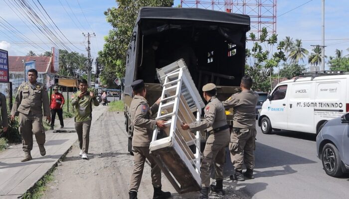 Nekat Kuasai Trotoar Koto Tangah, Lapak PKL Diangkut Satpol PP Padang!