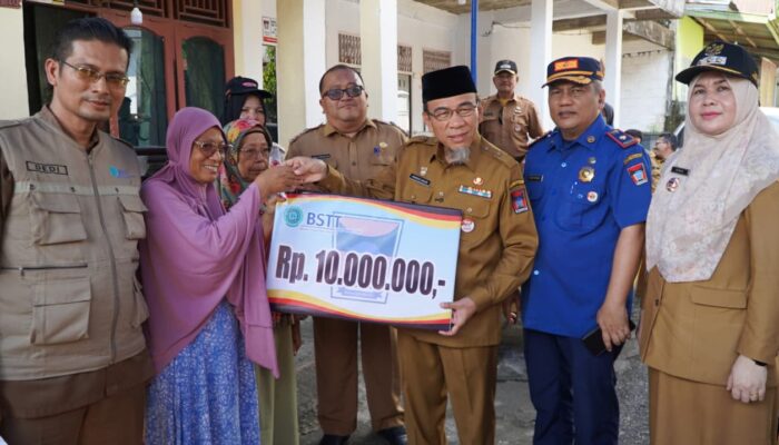 Duka Tarantang Direspon Cepat, Wawako Padang Salurkan BSTT Puluhan Juta ke Korban Kebakaran