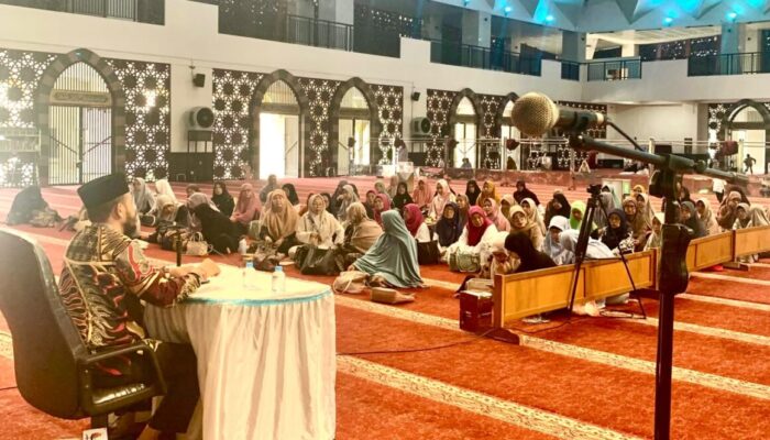 Jamaah Usia Emas Padati Masjid Raya Sumbar, Ikuti Kajian “Menata Hidup Menuju Husnul Khatimah”