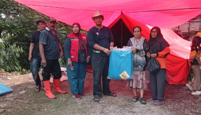 Rumah Warga Karang Putih Hangus Terbakar, PT Semen Padang Beri Bantuan Uang dan Terpal