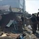 Satpol PP Kota Padang membongkar bangunan liar yang berdiri di atas saluran drainase kawasan Jalan Kampung Nias